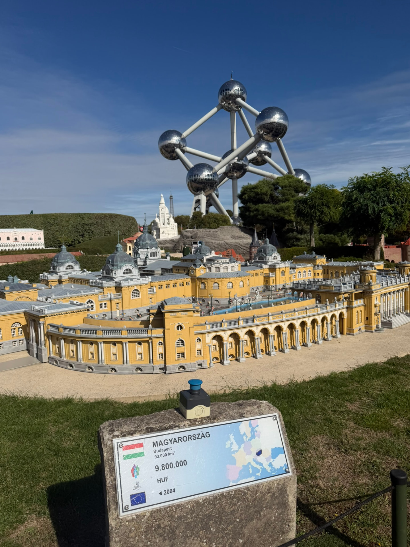 Les bains Széchenyi de Budapest miniatures, avec le panneau Magyarország et le vrai Atomium en arrière-plan