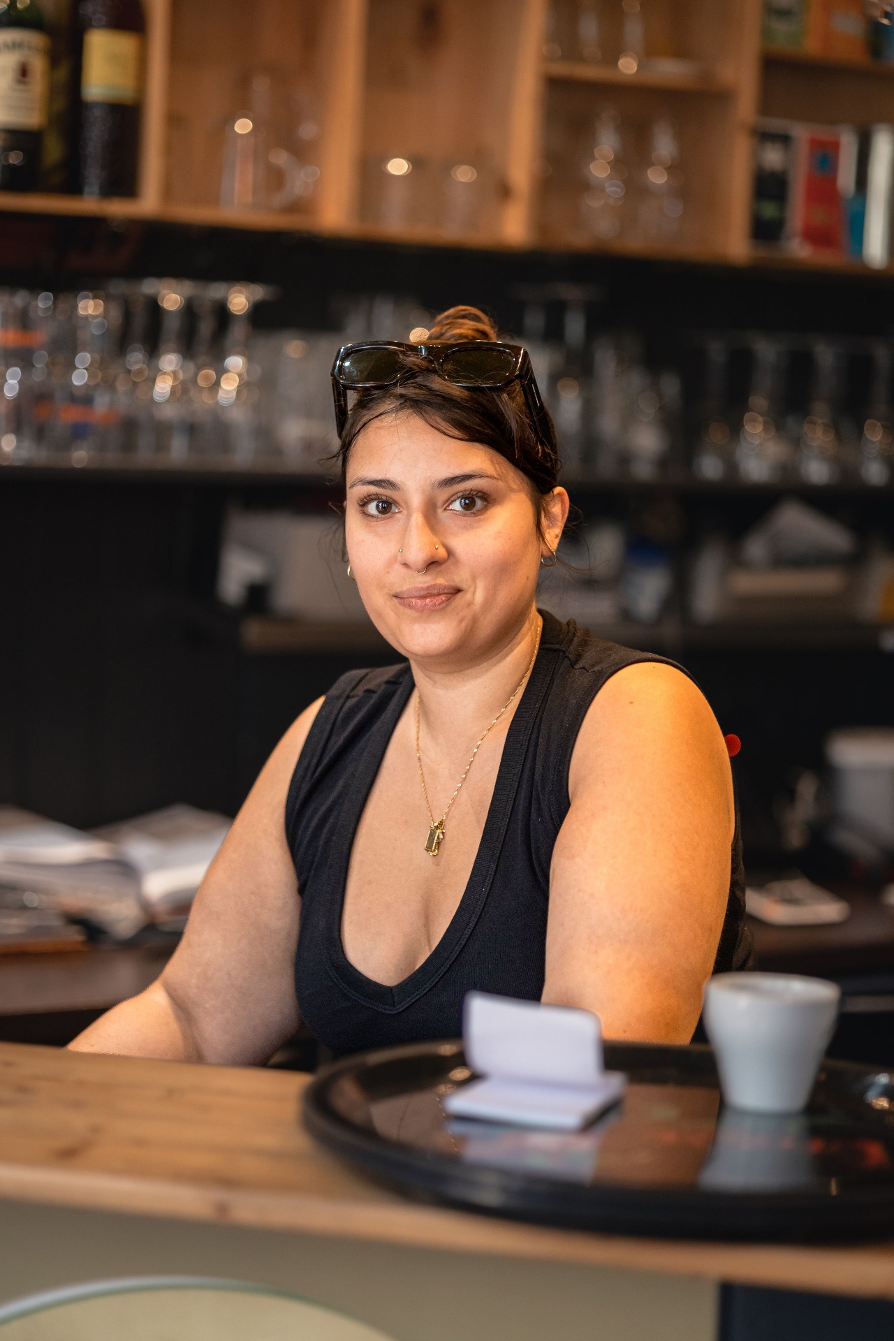 Portrait de Beatriz devant sa boutique C’est bon c’est belge, épicerie 100% belge à Bruxelles