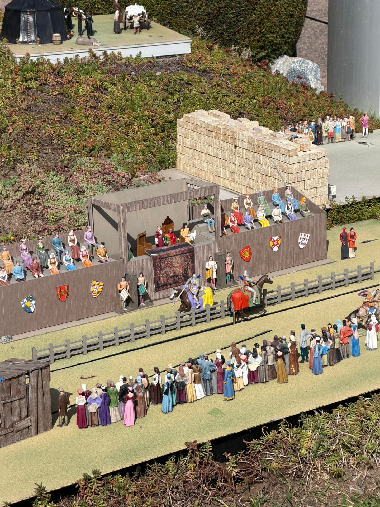 Une joute médiévale miniature avec chevaliers, tribunes et écussons à Mini-Europe