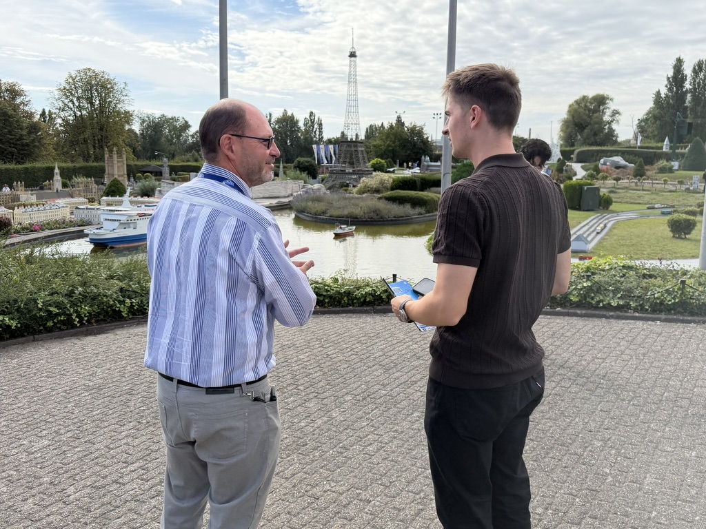 Échange sur le parcours de Mini-Europe, devant la tour Eiffel miniature