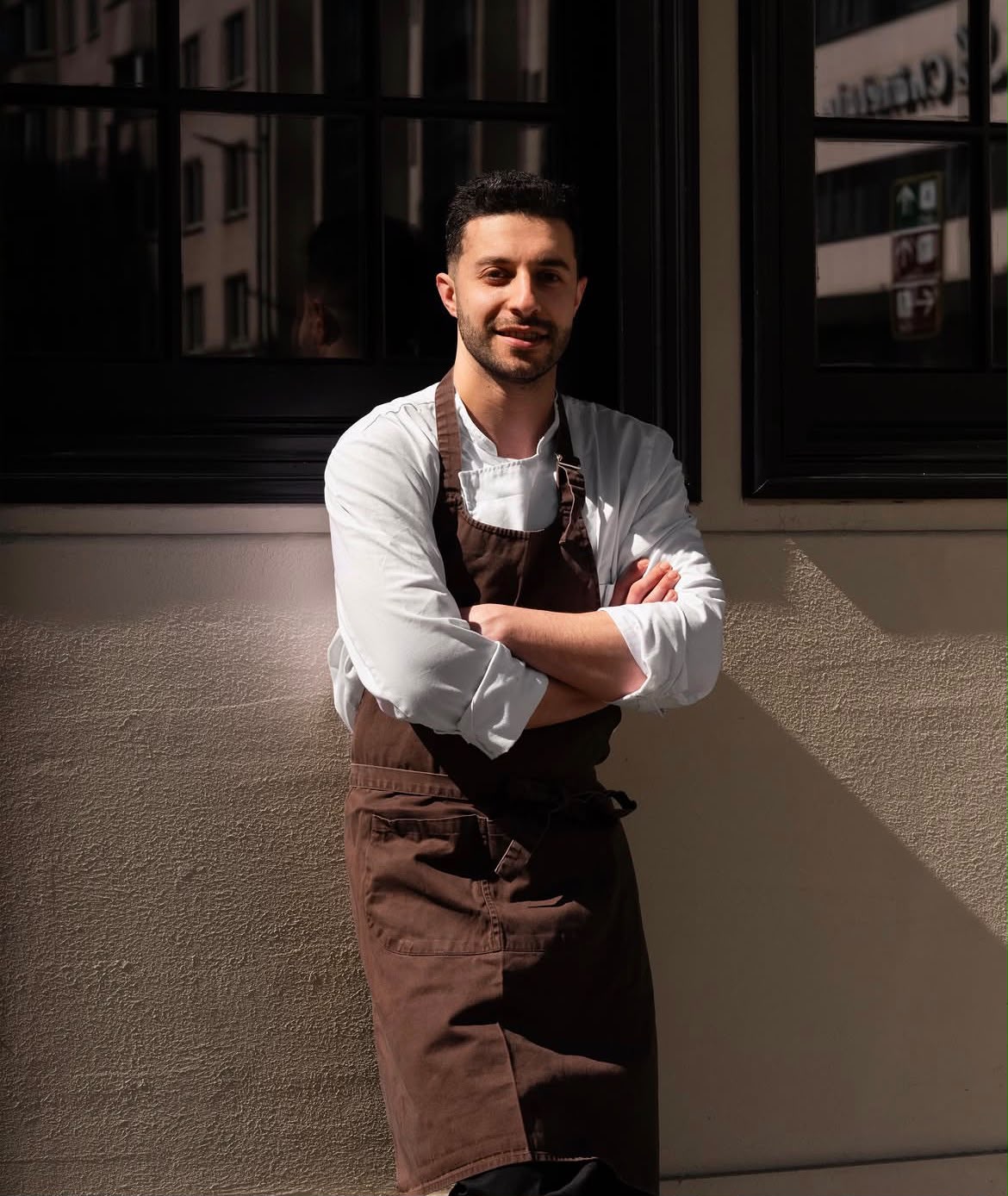 Joe Harika devant son restaurant Ralph, au Châtelain