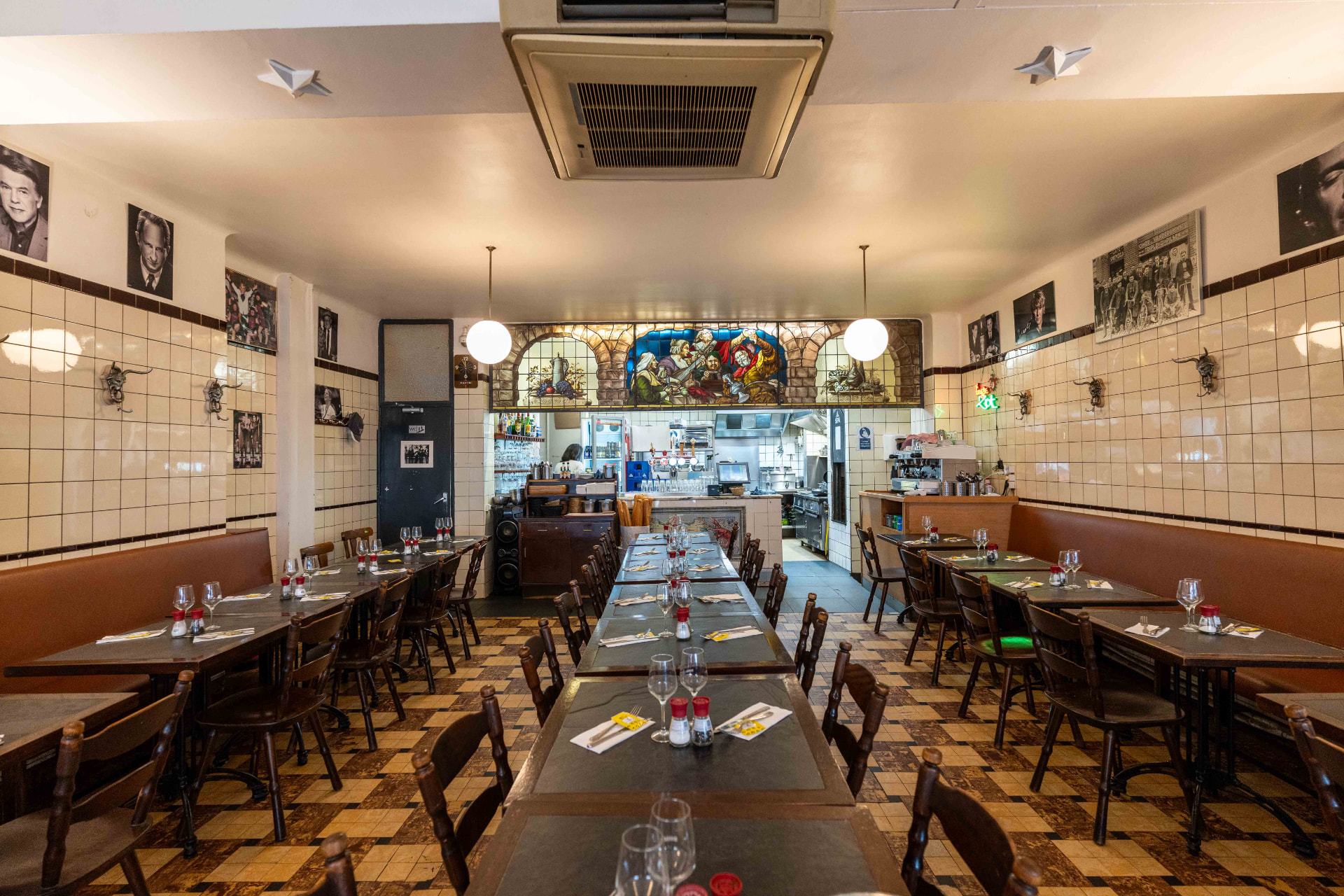 Le Pré Salé : les meilleures moules depuis plus de 40 ans à Sainte-Catherine Salle du Pré Salé, rue de Flandre, avec vitrail au-dessus de la cuisine ouverte