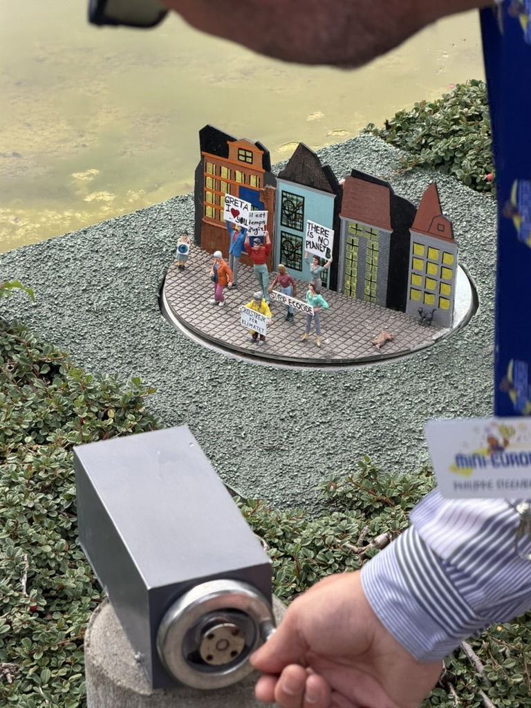 Campement miniature caché dans l’herbe à Mini-Europe