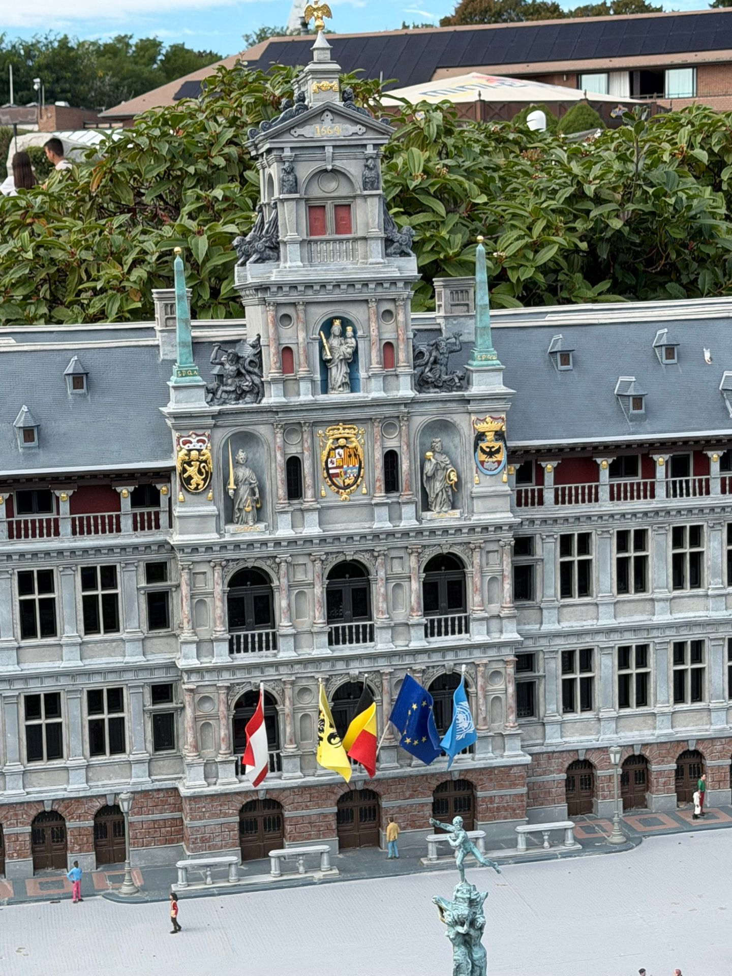 L’hôtel de ville d’Anvers miniature, avec ses drapeaux belge, européen et flamand