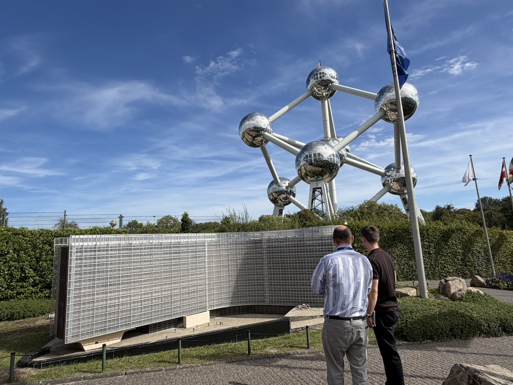 REPORTAGE — Mini-Europe : toute l’Europe en miniature au pied de l’Atomium La maquette du Berlaymont à Mini-Europe, avec le vrai Atomium et le drapeau européen en arrière-plan