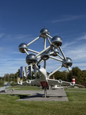 Un avion miniature qui semble aussi grand que le vrai Atomium, à Mini-Europe