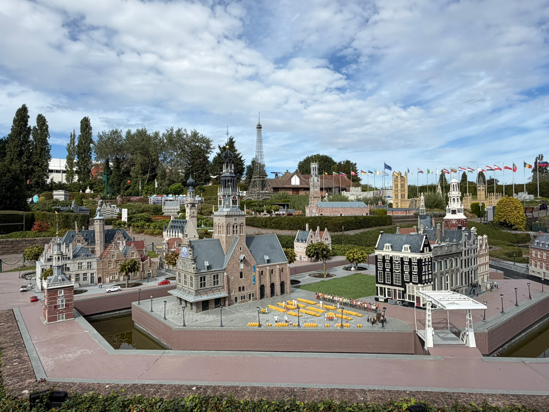 Le marché aux fromages d’Alkmaar miniature, avec ses meules jaunes, à Mini-Europe