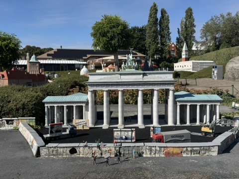 La porte de Brandebourg miniature avec ses Trabant et ses graffitis