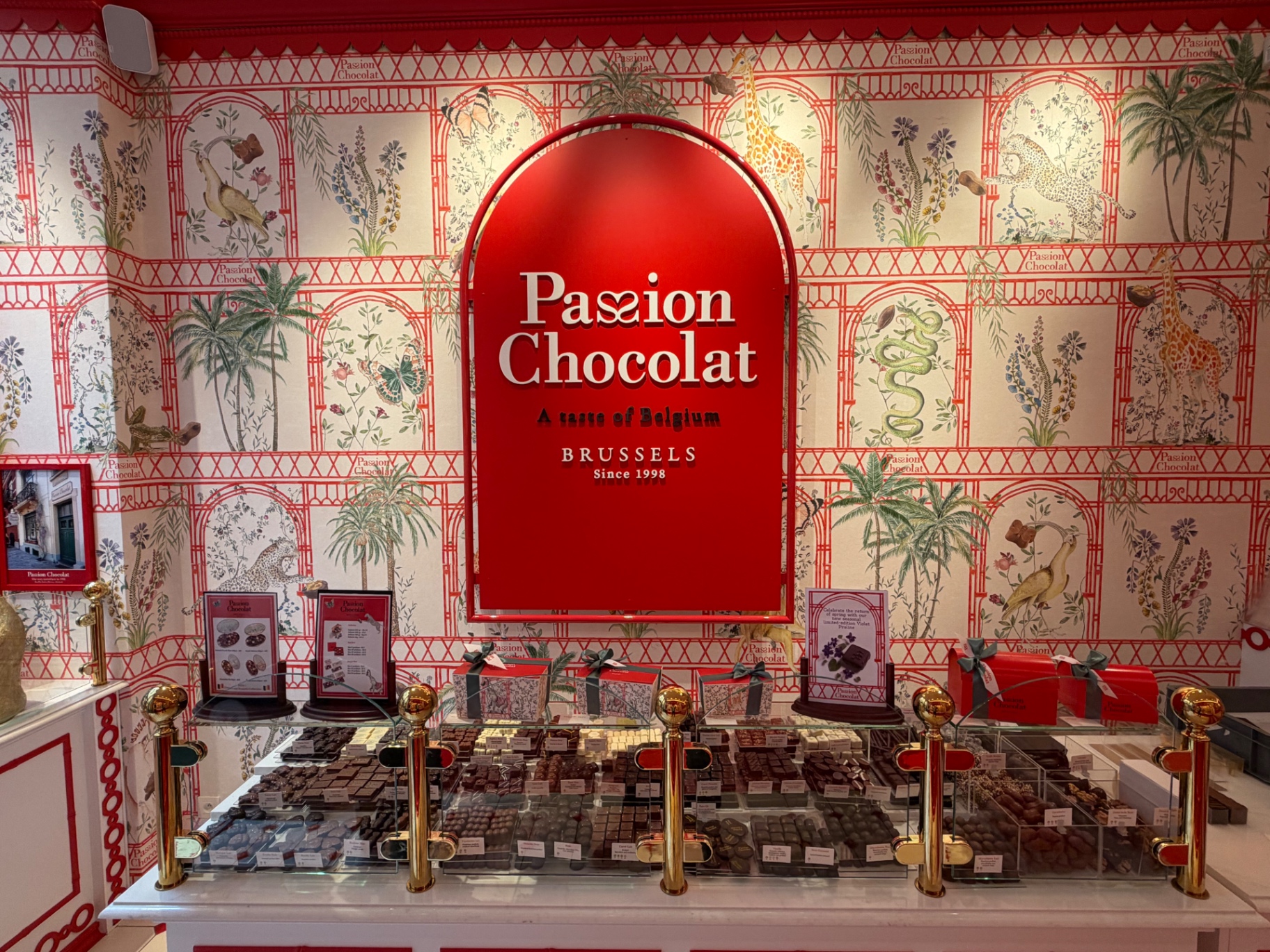 Mur signature Passion Chocolat A taste of Belgium Brussels Since 1998 avec comptoir de pralines artisanales