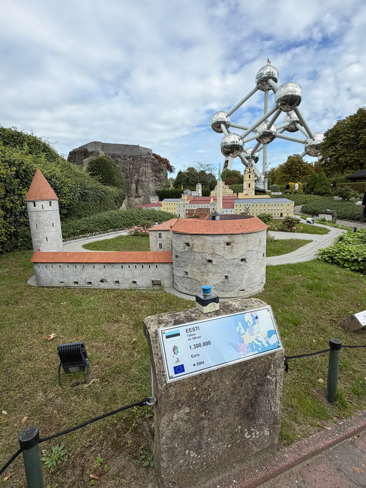 Les remparts de Tallinn et la fiche d’identité de l’Estonie à Mini-Europe, avec l’Atomium en arrière-plan