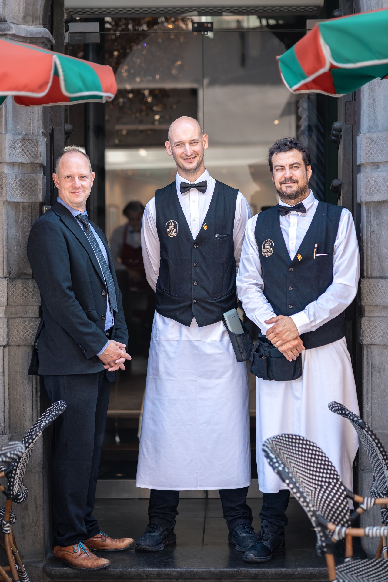 Portrait de l’équipe en salle de la Brasserie Auguste sur la Grand-Place de Bruxelles, photographié par Aurélien — Viewportraits pour la Fête Nationale 2026