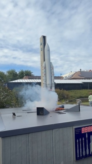 Le décollage de la fusée Ariane miniature à Mini-Europe, avec son nuage de fumée