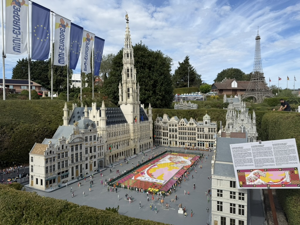 Le tapis de fleurs miniature de la Grand-Place, entre les drapeaux de Mini-Europe et la tour Eiffel