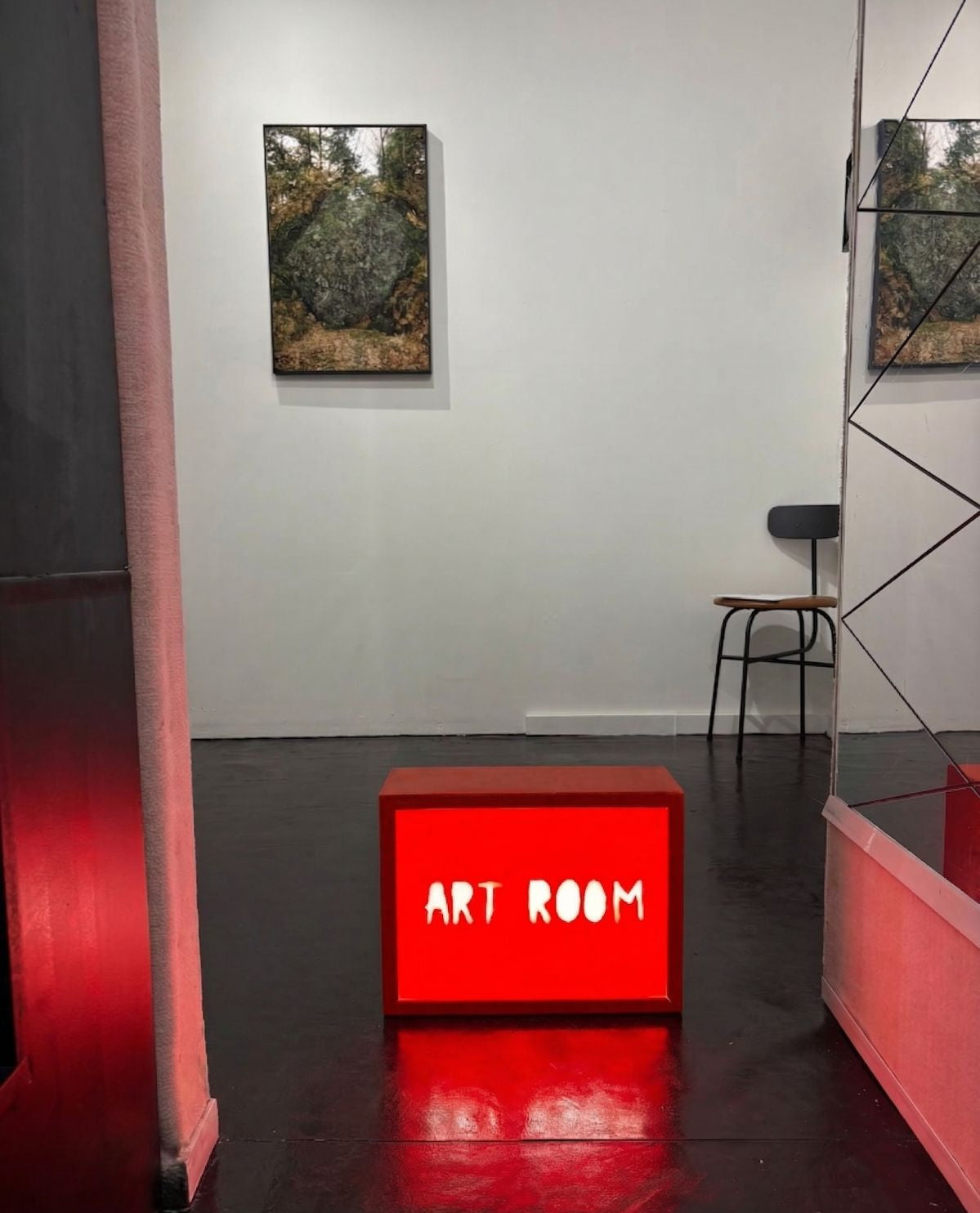 L’entrée lumineuse rouge « ART ROOM » chez Paradis Superstore L’entrée lumineuse rouge « ART ROOM » chez Paradis Superstore