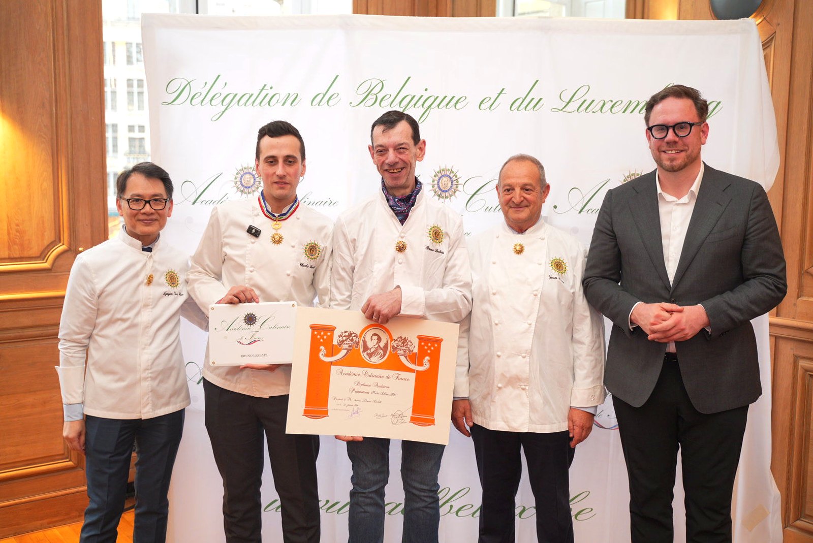 Chef Bruno Lesbats surrounded by the Belgium and Luxembourg delegation