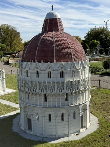 Le baptistère de Pise miniature et sa coupole à Mini-Europe