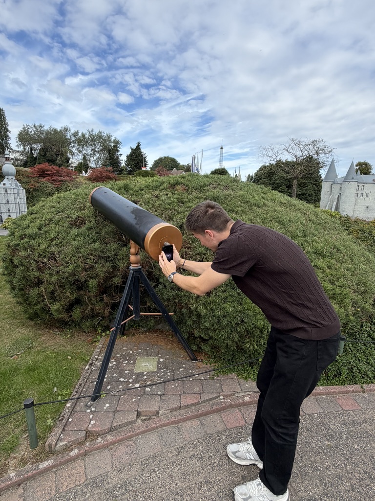 Un visiteur observe les miniatures de Mini-Europe à la longue-vue